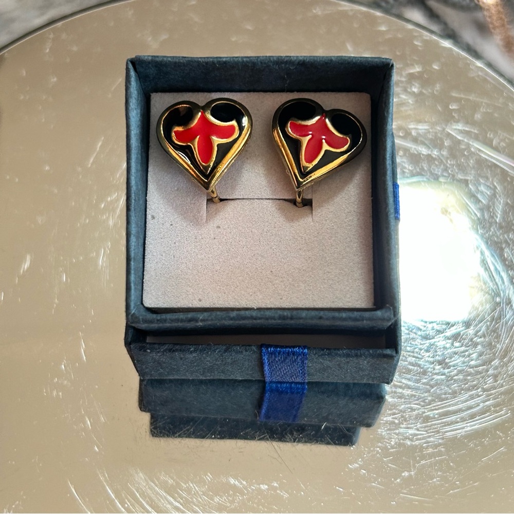 Vintage fleur de lis crest enamel clip on earrings